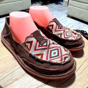 ARIAT Women’s Cruiser Sneaker 8.5 B-medium width moc toe flats slip-ons